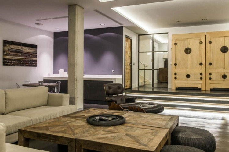 Loft-nábytok-drevený-nábytok-masívna-stena-dizajn-stena-farba-purpurovo-biela-obraz-koža-kreslo-sklenené-dvere-oceľ-priechod-schody-7