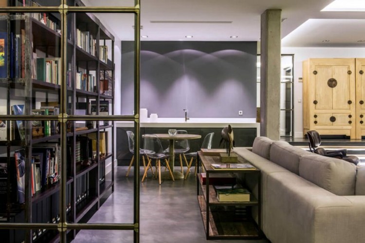 Podkrovný-nábytok-priečka-sklo-oceľ-drevené poličky-knihy-úložný priestor-stôl-okrúhle-stoličky-plast-drevo-gauč-tkanina-poťah-8