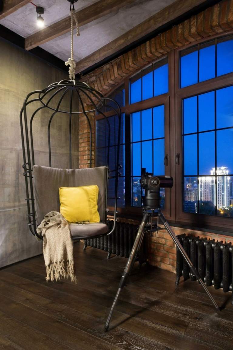 Šedé podsedáky pre hojdačku podkrovie so sivým nábytkom hojdačka klietka vyzerá teleskopickým pohľadom na panorámu mesta