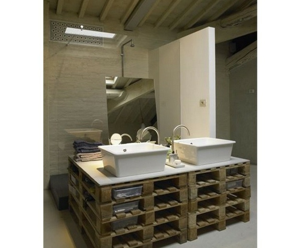 Kúpeľňová drevená paletová skrinka