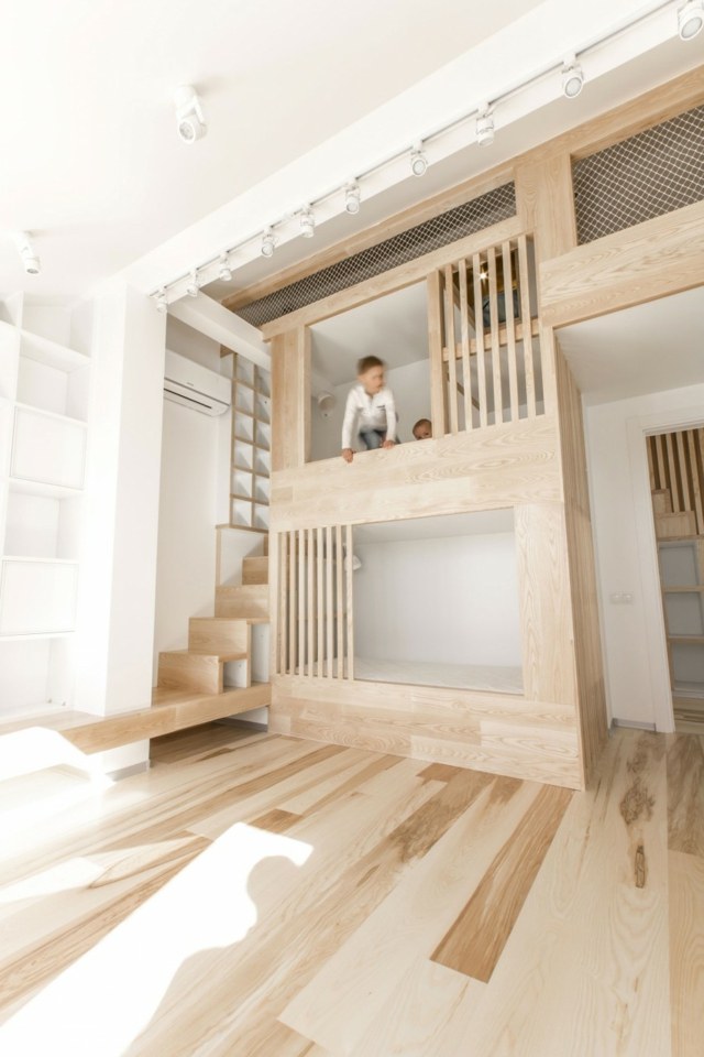 kožená stolička pre dve deti na posteli