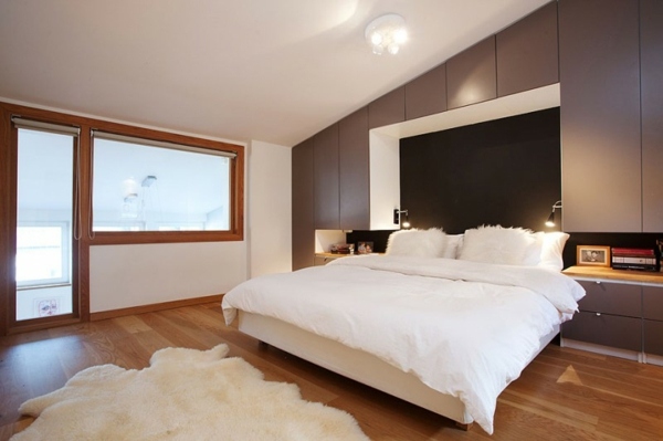 Spálňa so šikmým stropom vstavaná skriňa Šikmá stropná skriňa v spálni