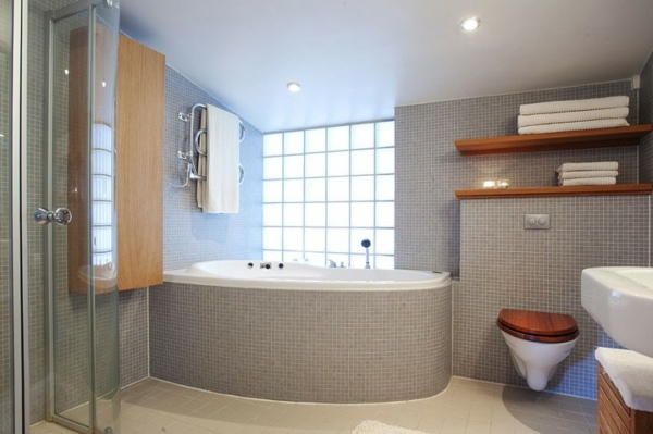 kúpeľňa z mozaikovej dlažby v sivej farbe kúpeľňa z mozaikovej dlažby v sivej farbe