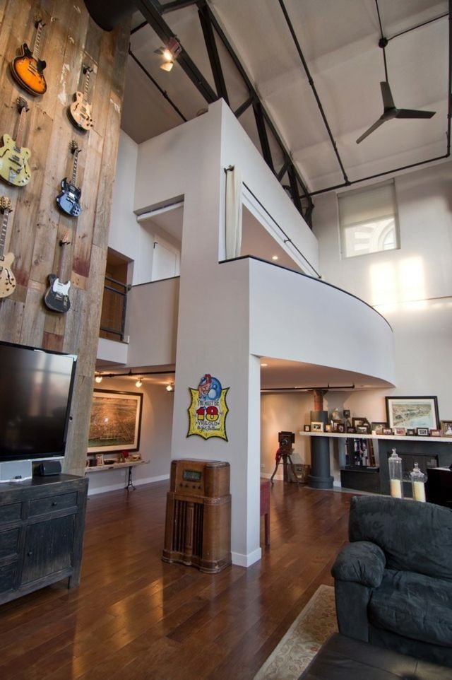 Komoda s drevenou stenou a starožitným nábytkom Gitarová komoda na drevo, starý nábytok, starožitnosti, tri poschodia