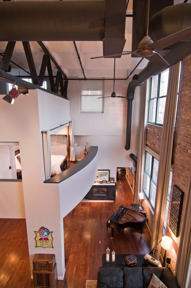 Drevené podlahy vytvárajú útulnú atmosféru moderný podkrovný byt zariadený bielymi stenami, drevená podlahová krytina