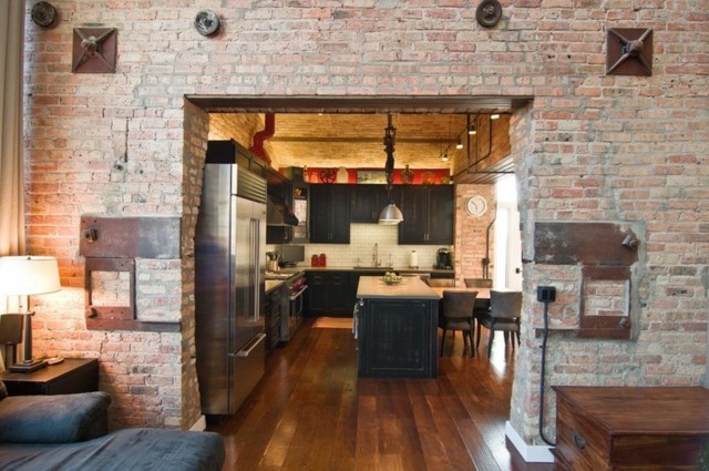 Kuchyňa v priemyselnom štýle zdobiaca drevené závesné svetlá priemyselný štýl nastaviť závesné svetlá drevená doska podlaha