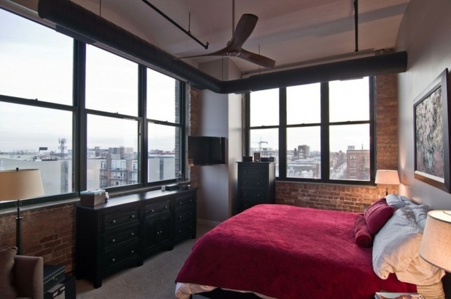 priestranná spálňa loft chicago veľa okien Loft loft chicago veľa okien ružový prehoz