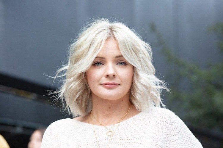 Dlhá platinová blondína s bobom a klznou ofinou