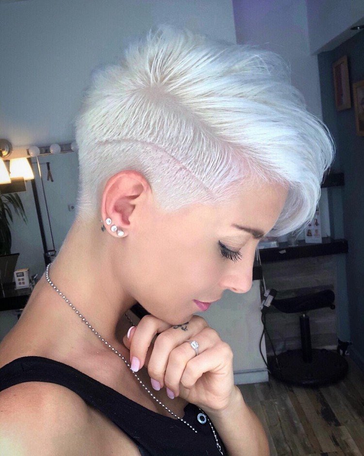 Pixie s krátkymi vlasmi s krátkymi vlasmi a skrátenými účesmi