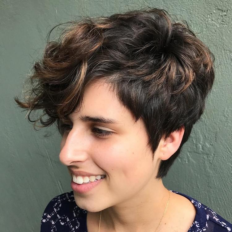 Krátke účesy pre kučeravé vlasy Long Pixie Cut 2021