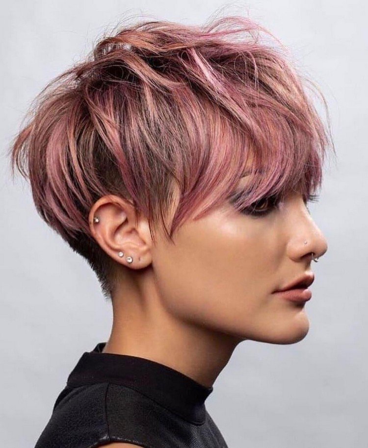 Trendy vlasov, letný účes s dlhým pixie strihom v lete 2021
