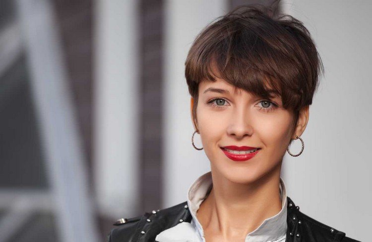 Trendové účesy 2021 dlhý pixie strih s ofinou