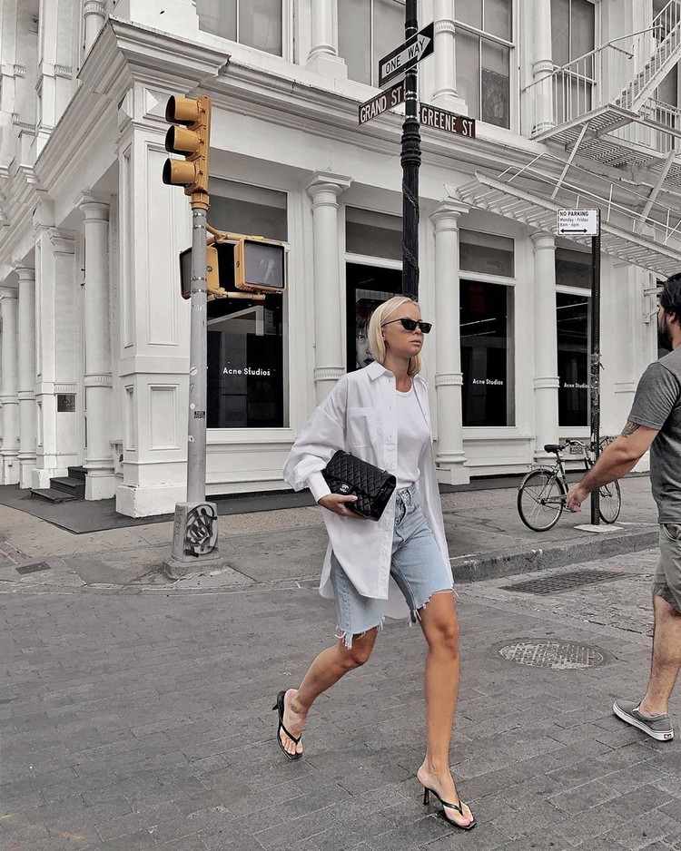 Džínsové kraťasy k jarnej dlhej blúzke správne skombinujte