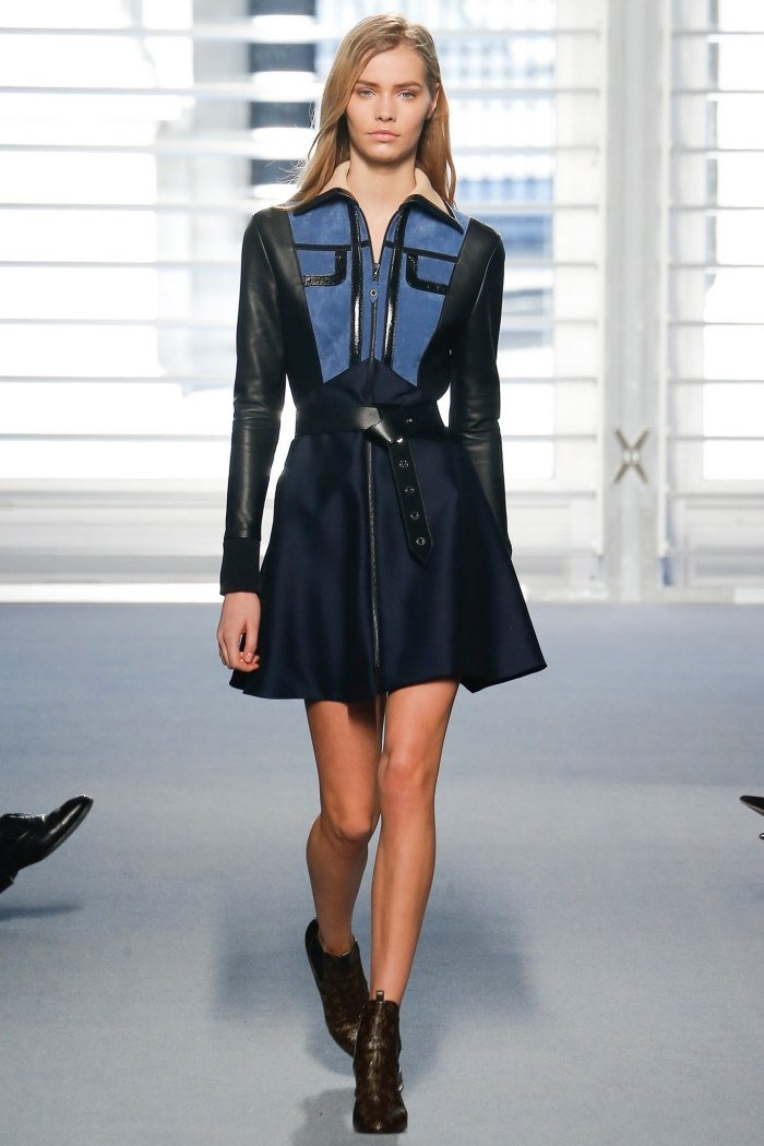 Mini šaty s mierne rozšírenou sukňou v modrej a čiernej farbe louis-vuitton-jeseň-2014-kožené-šaty-modré