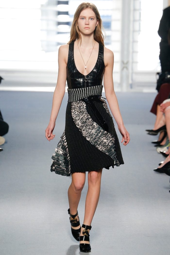 čierne šaty s koženým topom a výstrihom do V. louis-vuitton-jeseň-2014-šaty-čierno-sivé