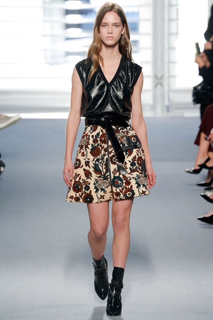 Šaty s koženým topom a mierne rozšírenou sukňou Louis-Vuitton-jeseň-2014-šaty-top-koža-čierna-rozšírená-sukňa-vzor