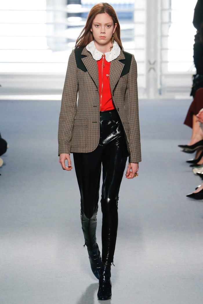 károvaný blejzer a červená blúzka s čipkovým golierom louis-vuitton-jeseň-2014-károvaný-blejzer-červená-blúzka-nohavice