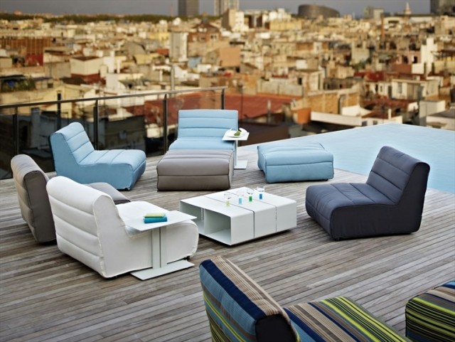 salónik sedenie skupina rôznych farieb možnosť večierku strešná terasa