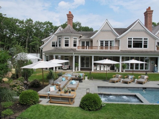 bujná výsadba nádherného veľkého domu s bazénom