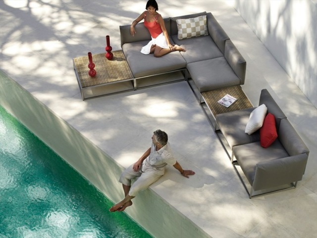 muž žena relax šedé čalúnenie moderný vzhľad