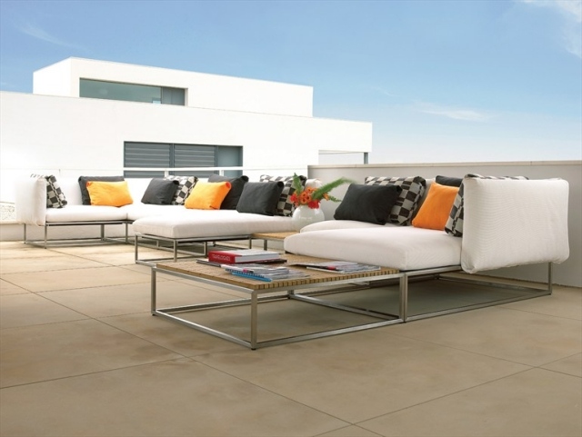 biela dlažba s veľkými dlaždicami vyzerá jednoducho