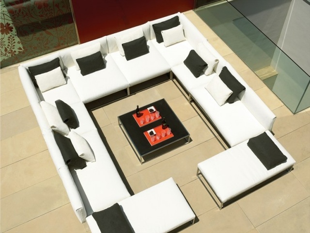 veľká široká priestranná záhrada čierna moderná štýlová