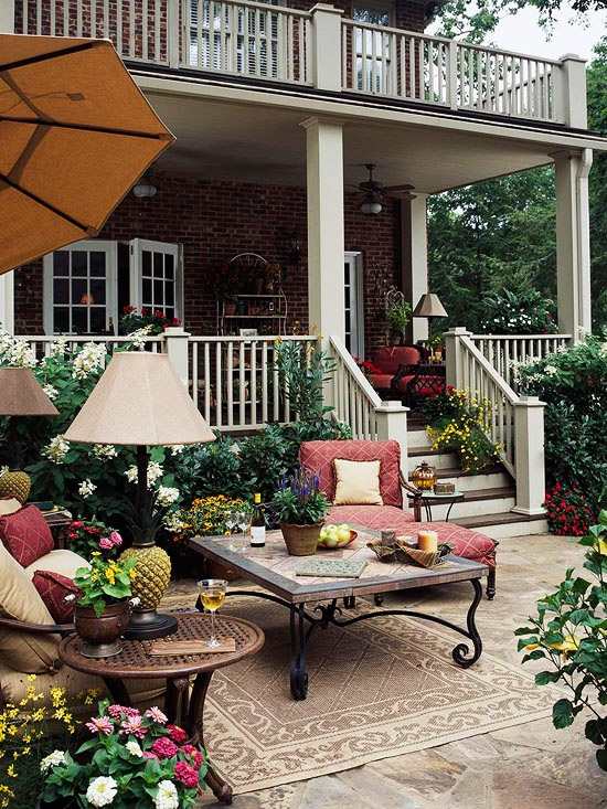 Veranda postavila červenú stolovú lampu na vankúš-dáždnik