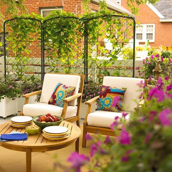 Odkladací stolík na terasu s akcentovým dizajnom