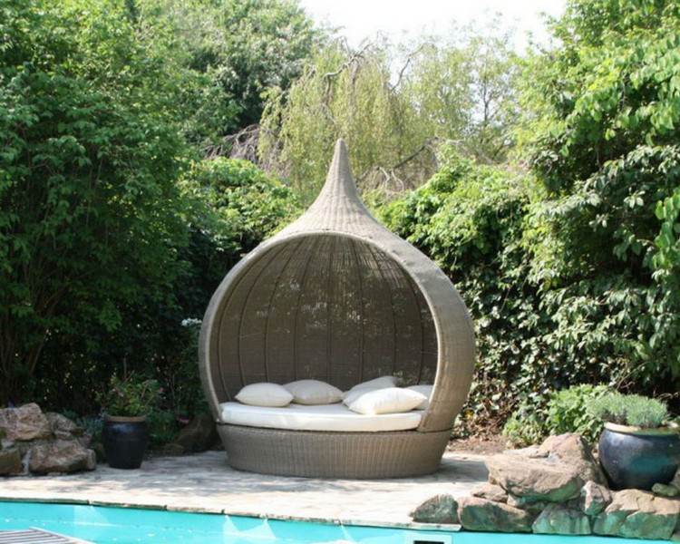 obývacia izba-nábytok-prútená-rozkladacia pohovka-strecha