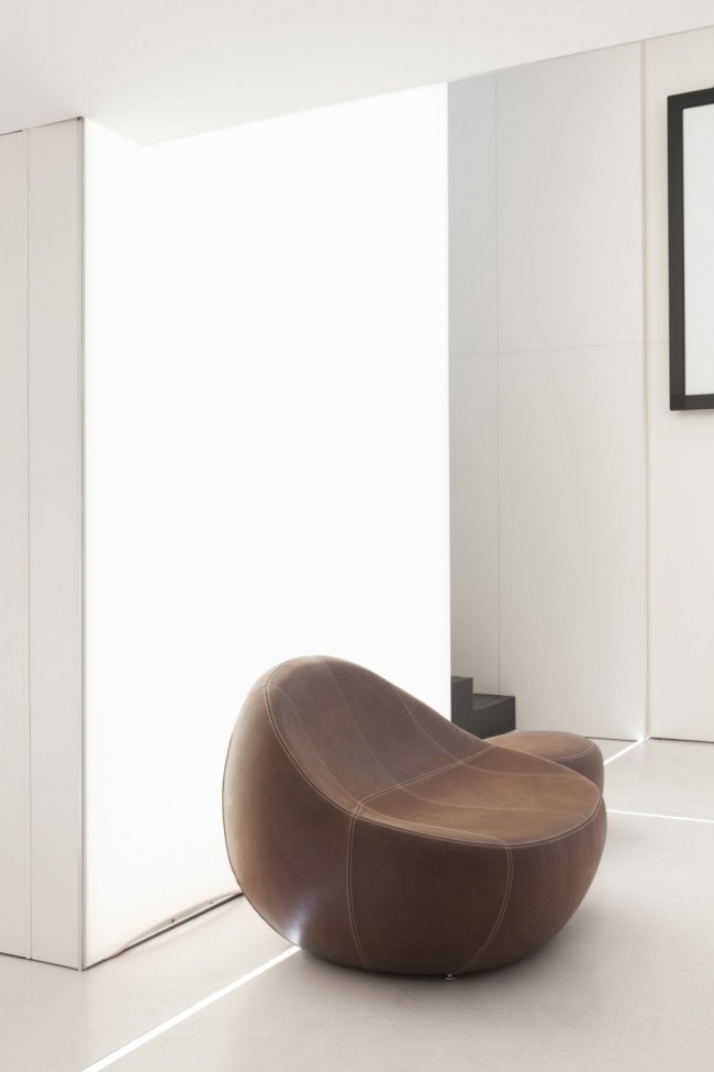 dizajnové kreslo babyflirtstone asymetrického tvaru od firmy sphaus