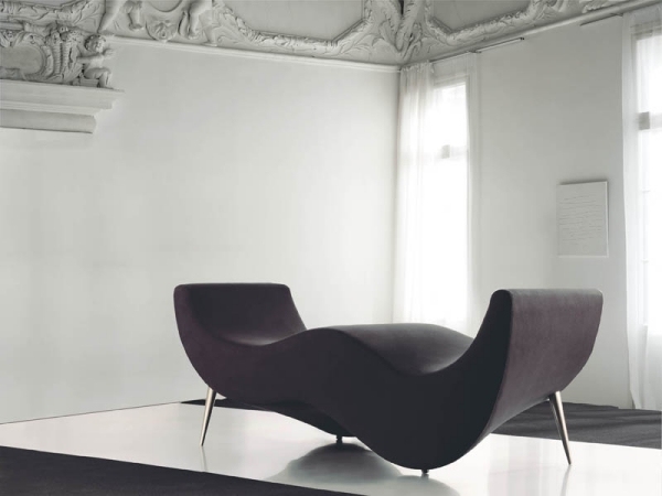 Klubové kreslo Moderný vzhľad v zakrivenej línii Vnútri klubová stolička, zakrivené línie, moderný vzhľad