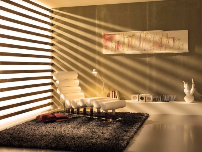 Lehátko v modernej obývacej izbe v krémovej farbe krémový moderný nápad na dizajn obývačky