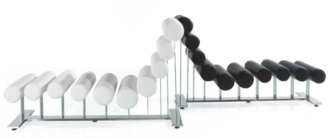 čierno biele kreslo, kovový rám, koža Kožené prevedenie kresla s kovovým rámom