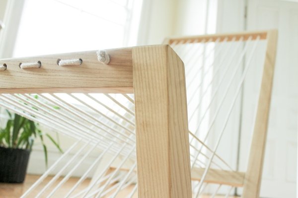 Ergonomický sedák z jaseňového dreva vyrobený zo šnúry Ergonomický sedák z jaseňového dreva vyrobený zo spletanej šnúry