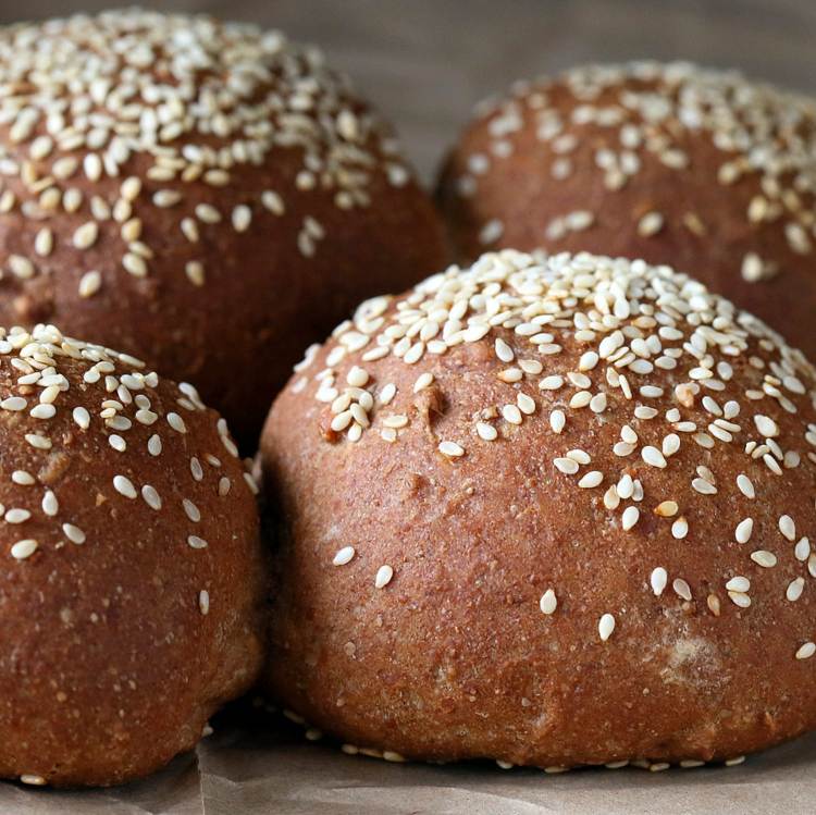sezamovo-celozrnné-pečivo-rožky-tmavé