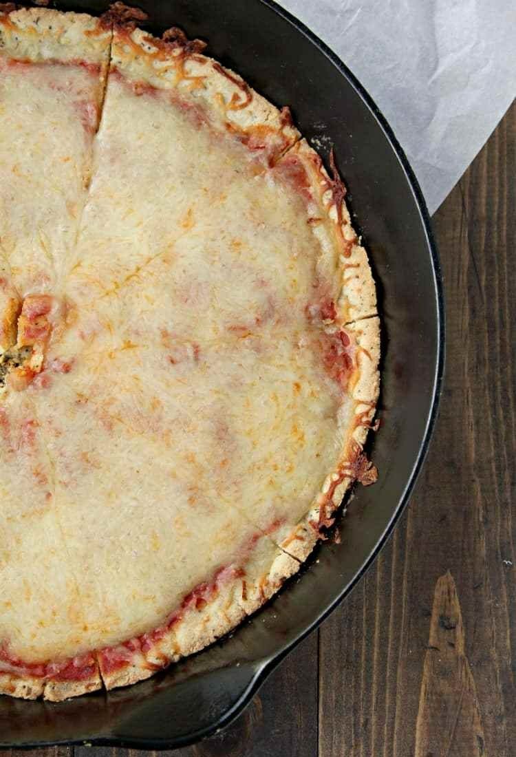 nízkokalorické pizzové cesto s mandľovou múkou a nízkosacharidovým základom na pizzu