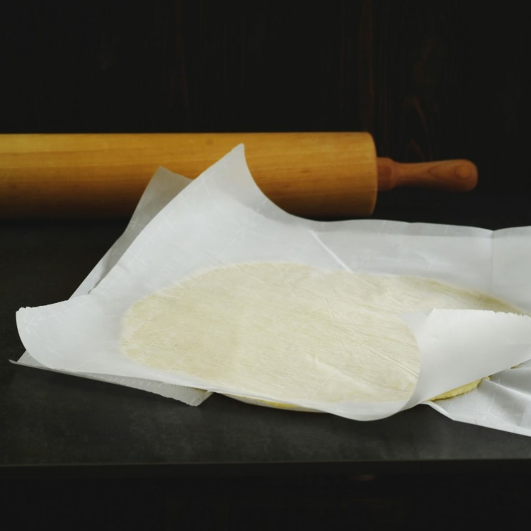 nízkotučné cesto na pizzu rozvaľkať na pizzovom základe mozzarella mandľová múka smotanový syr