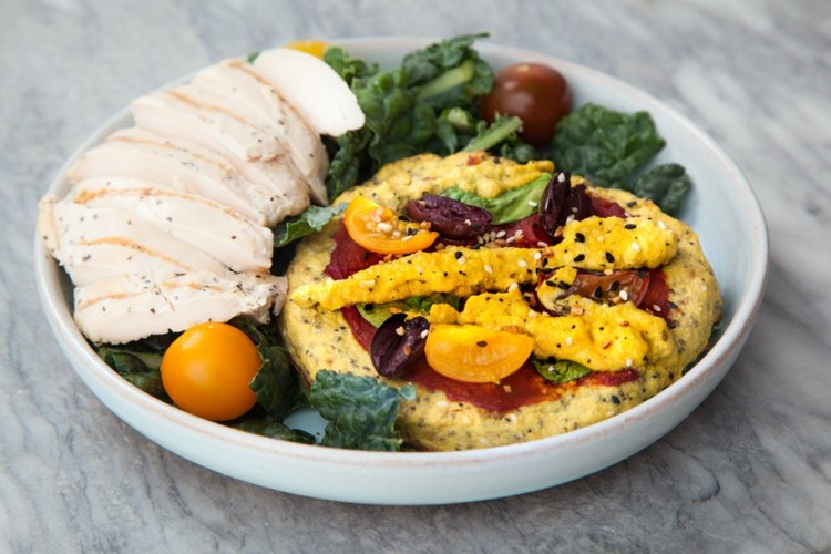 proteínová pizza karfiol kešu kurkuma omáčka nízkosacharidové cesto na pizzu