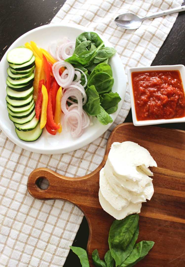 poleva na pizzu vegetariánska zelenina paradajková šťava špenát mozzarella