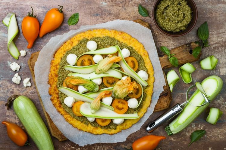 nízkosacharidové cesto na pizzu karfiol pesto paradajkové kvety cukety