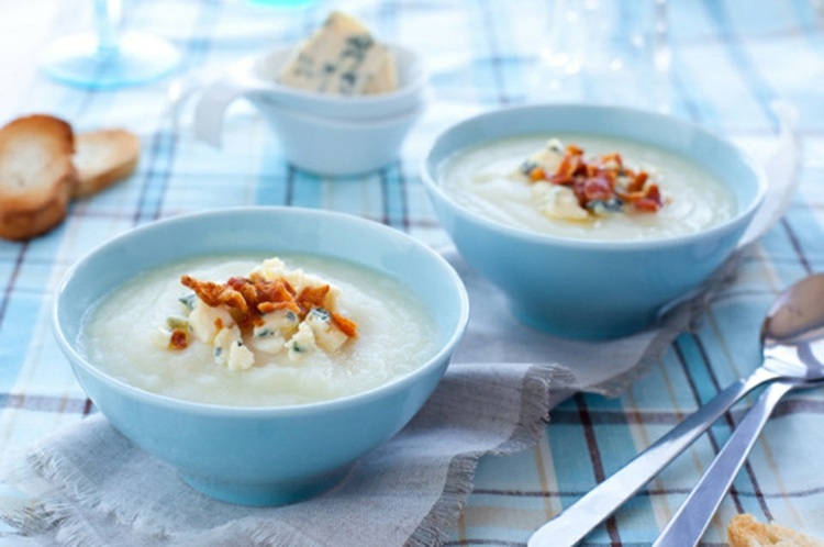 nízkosacharidové recepty-obed-karfiolová polievka-chrumkavá-slanina-gorgonzola