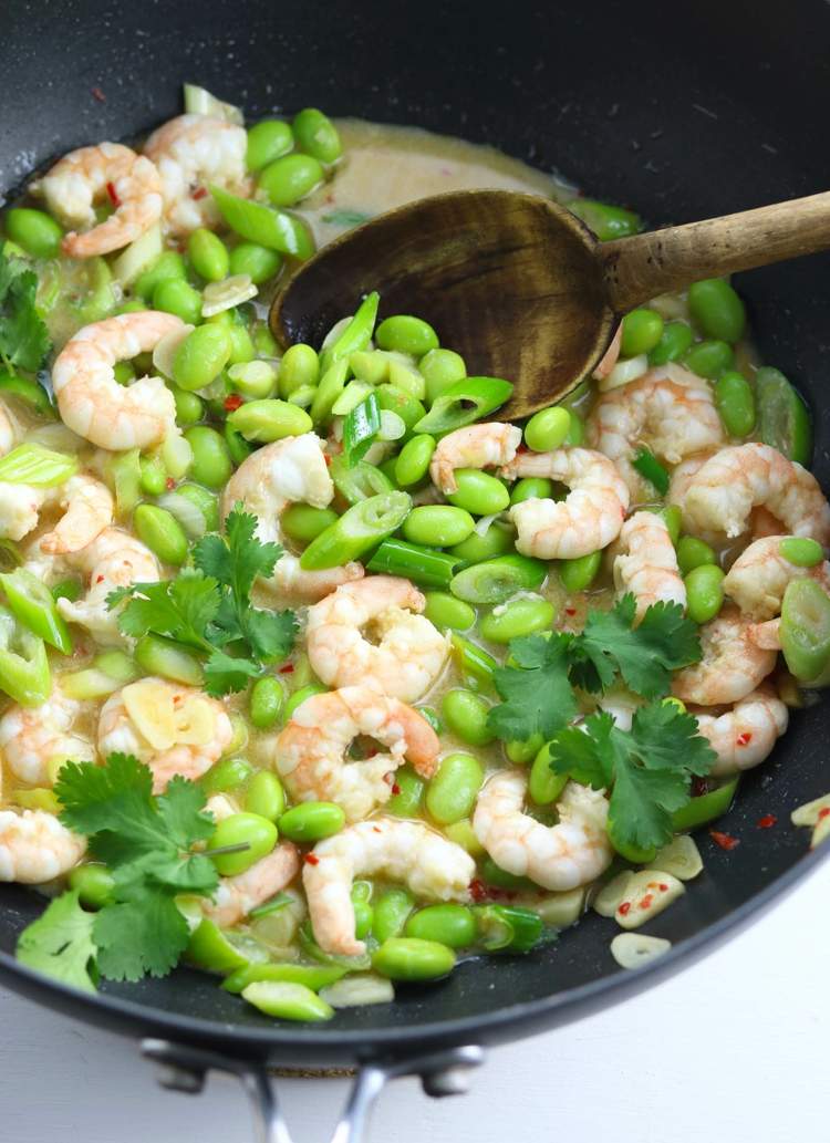krevety edamame na panvici pripravia nízkotučné jedlá večer a zasýtia