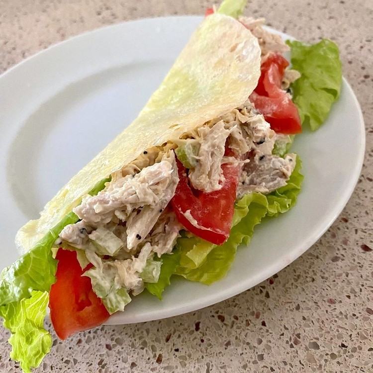 Tuniakový šalát s nízkym obsahom uhľovodíkov v receptúre na cesto