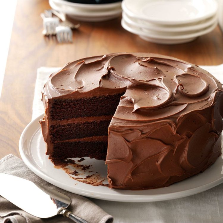 nízko sacharidový čokoládový koláč viacvrstvový-ganache-koláč serverový tanier-vidlička-kyslá smotana-kakao-nutella