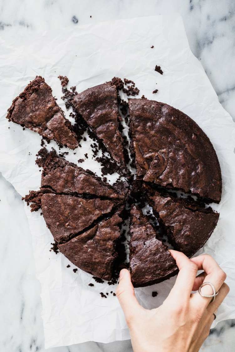 nízko sacharidová čokoládová torta okrúhla-vegánska-jednoducho nakrájaná-kakaový prášok-šťavnatá-rumová-príchuť