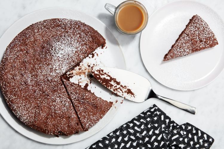 nízkotučný čokoládový koláč pohár-latte-koláč servírka-obrúsok-poleva cukor-kus-kakaový prášok