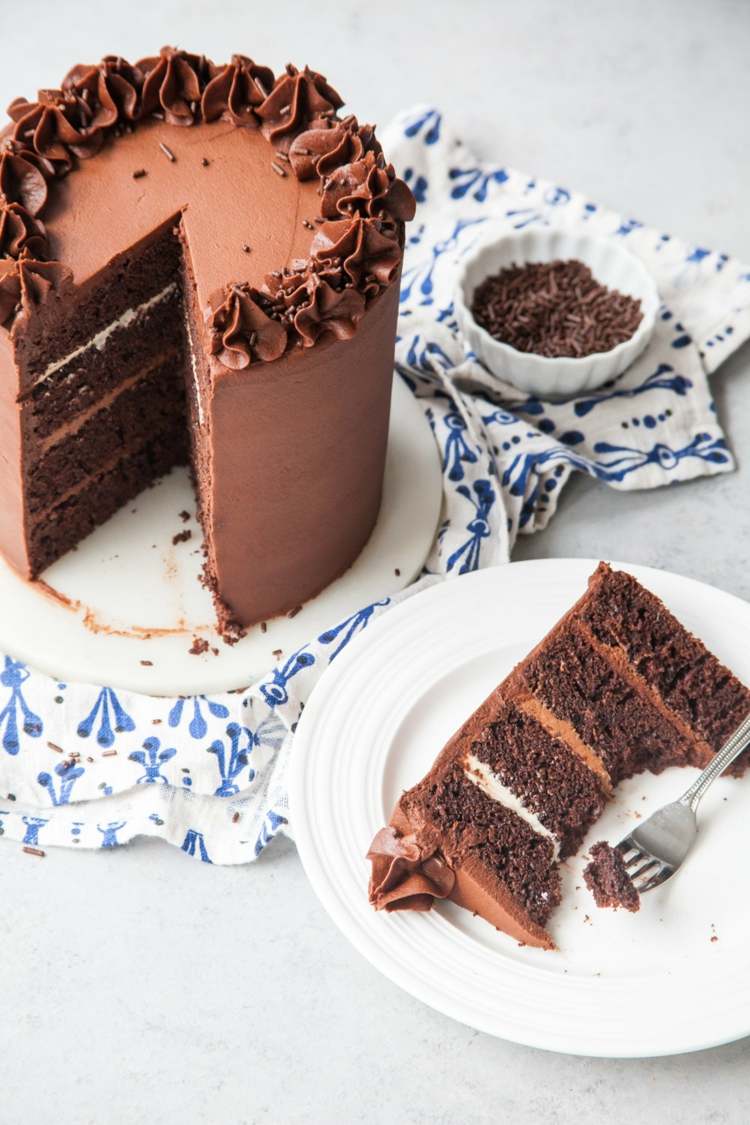 nízko-sacharidové-čokoládové-tortové-okrúhle-jednoduché-tortové-ganache-vanilkové krémové-tanierové-kusové-látkové-čokoládové posýpky