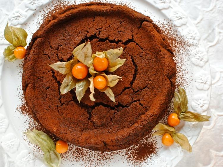 nízko-sacharidová-čokoládová-torta-physalis-ozdoba-jednoduchá-kakaový prášok-vegánska-bezlepková-mandľová múka-okrúhla