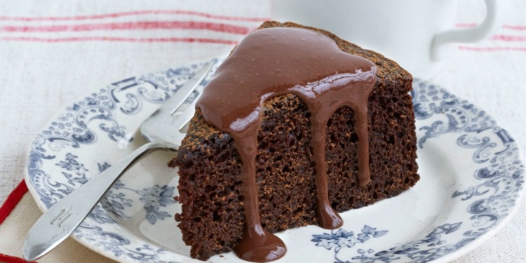 nízko-sacharidová-čokoládová-torta-vegánska-jednoduchá-mandľová-múka-poleva-kakao-prášková-krémová-vidlička