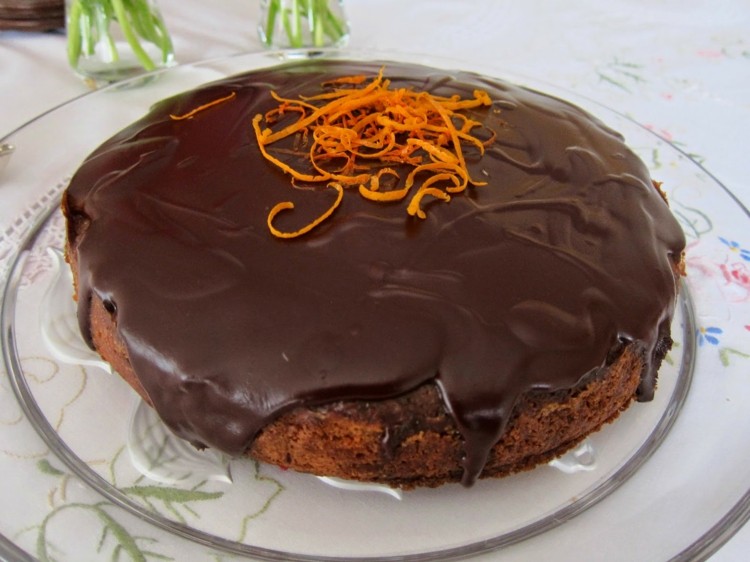 nízkokarbónová čokoládová torta-dekorácia-pomarančová kôra-ganache-koláčový tanier-jednoduchá-mliečna čokoláda